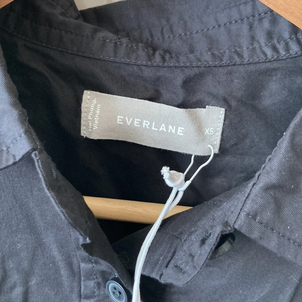 NWT Everlane Way Short Button Down Shirt in Black (Size Small) - Picture 2 of 6